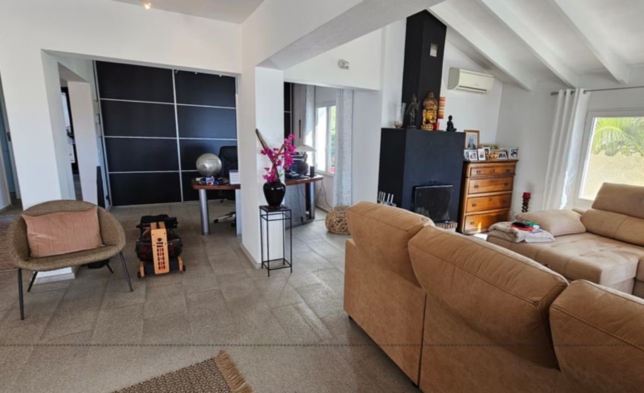 Villa rénovée en première ligne de golf à San Jaime, Benissa, avec vue sur la mer et appartement d'invités.