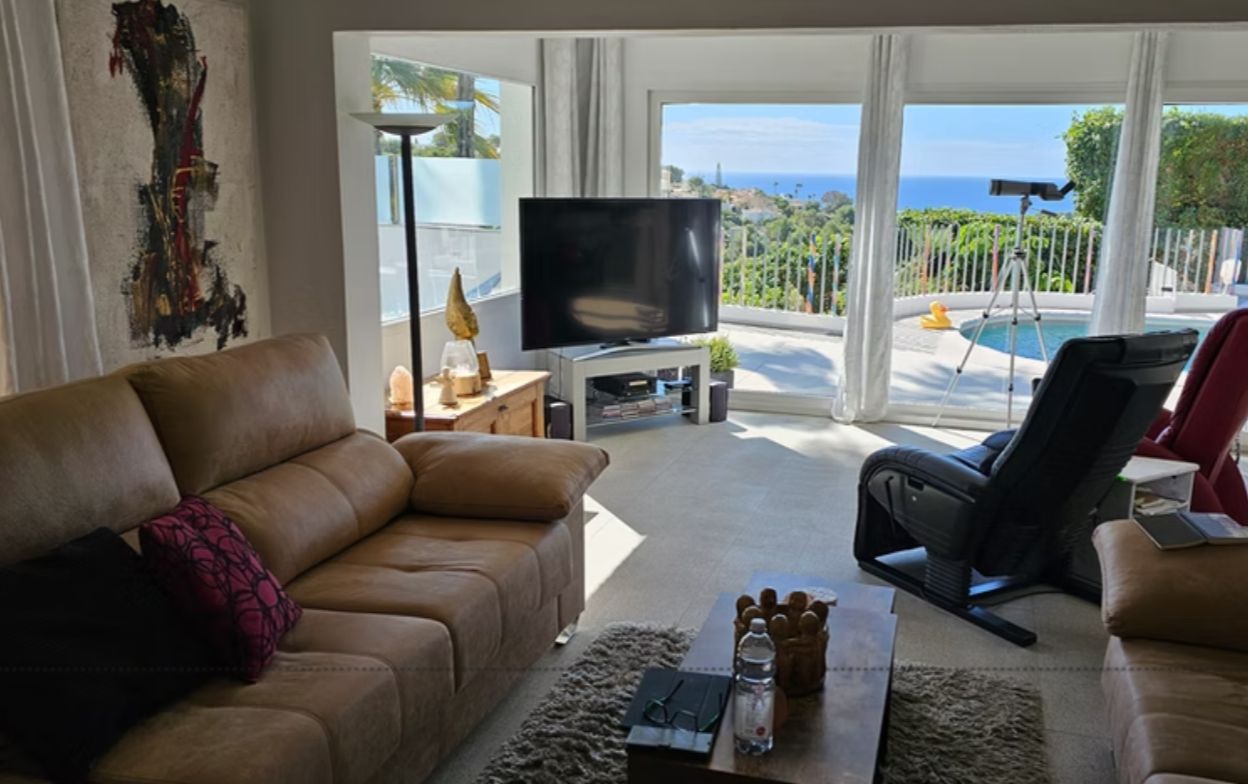 Villa rénovée en première ligne de golf à San Jaime, Benissa, avec vue sur la mer et appartement d'invités.