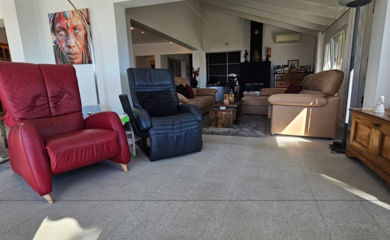 Villa rénovée en première ligne de golf à San Jaime, Benissa, avec vue sur la mer et appartement d'invités.