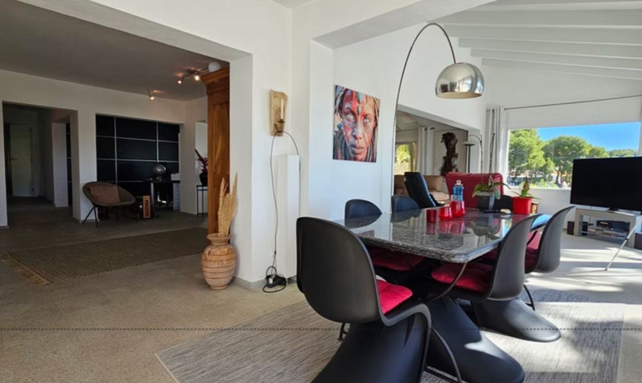 Villa rénovée en première ligne de golf à San Jaime, Benissa, avec vue sur la mer et appartement d'invités.