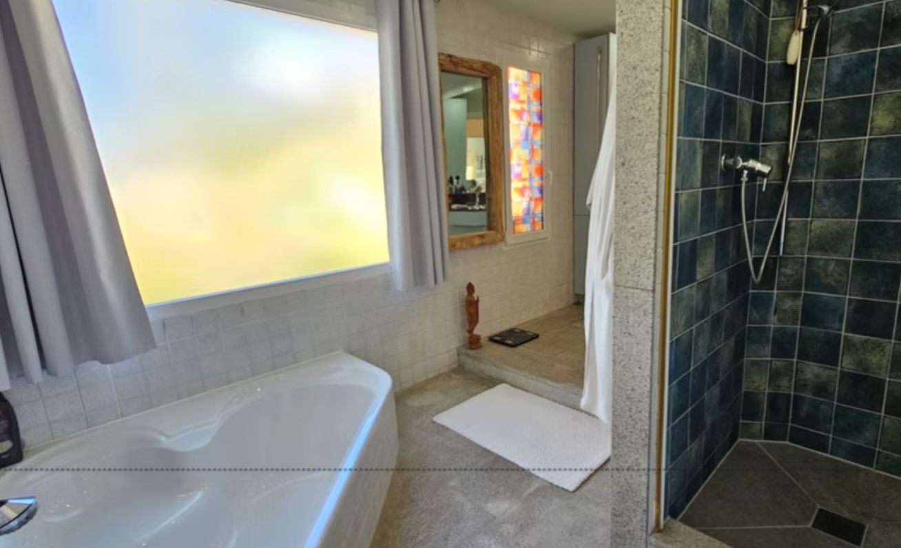 Villa rénovée en première ligne de golf à San Jaime, Benissa, avec vue sur la mer et appartement d'invités.