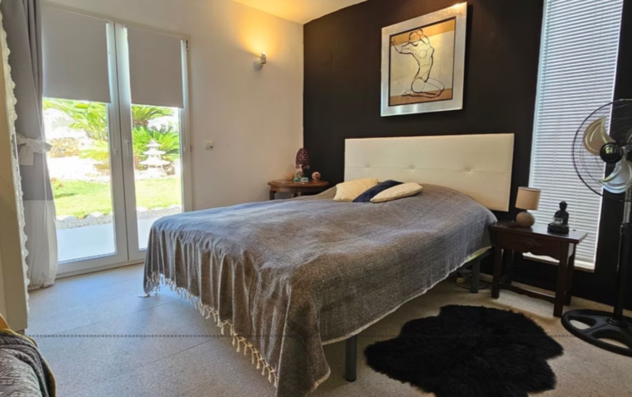 Villa rénovée en première ligne de golf à San Jaime, Benissa, avec vue sur la mer et appartement d'invités.