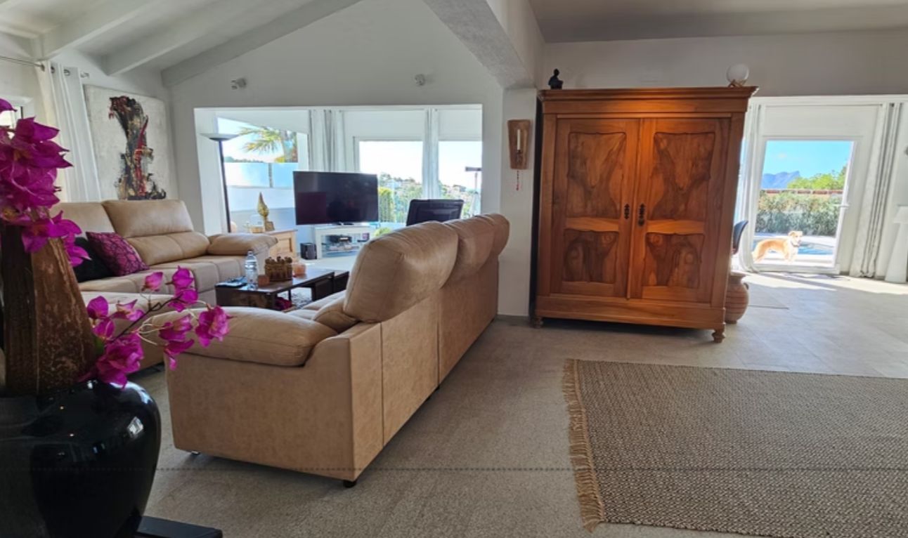 Villa rénovée en première ligne de golf à San Jaime, Benissa, avec vue sur la mer et appartement d'invités.