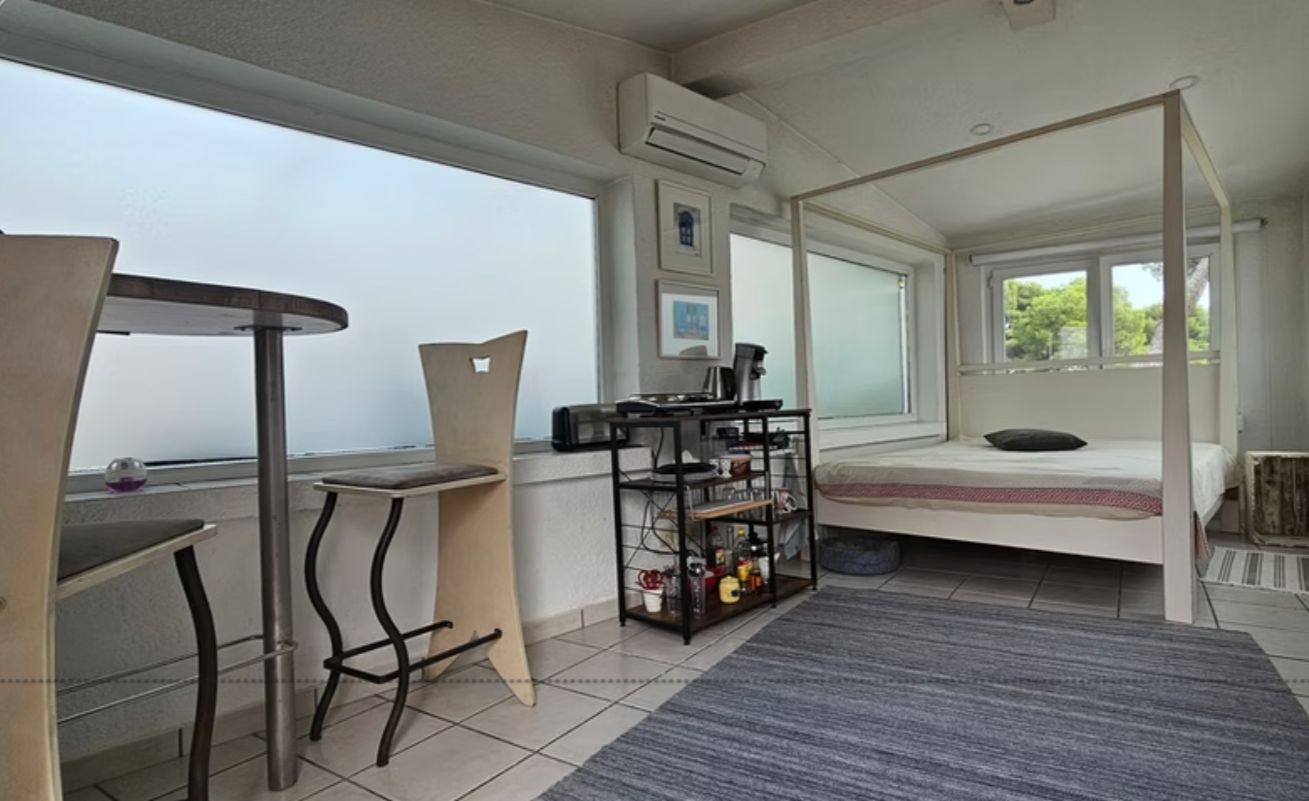 Villa rénovée en première ligne de golf à San Jaime, Benissa, avec vue sur la mer et appartement d'invités.