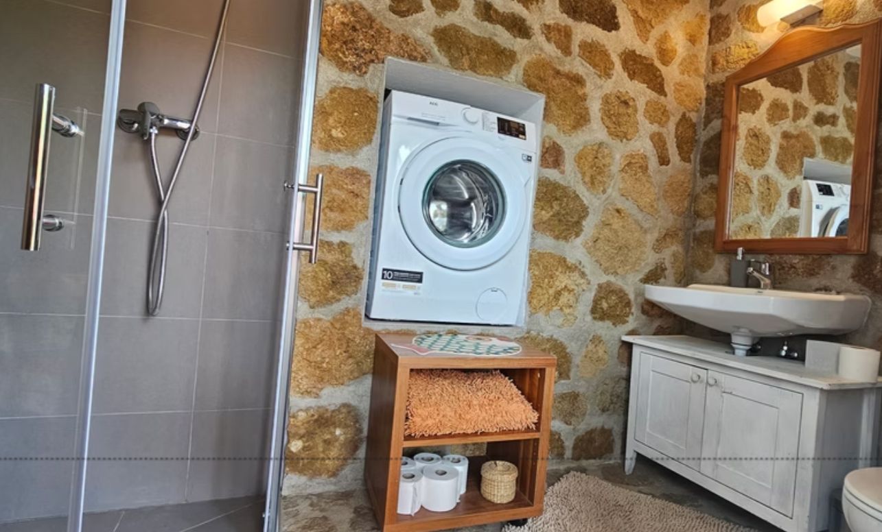 Villa rénovée en première ligne de golf à San Jaime, Benissa, avec vue sur la mer et appartement d'invités.
