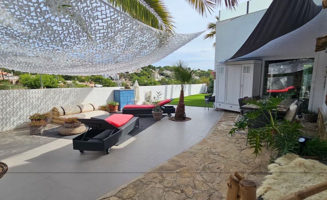 Villa rénovée en première ligne de golf à San Jaime, Benissa, avec vue sur la mer et appartement d'invités.