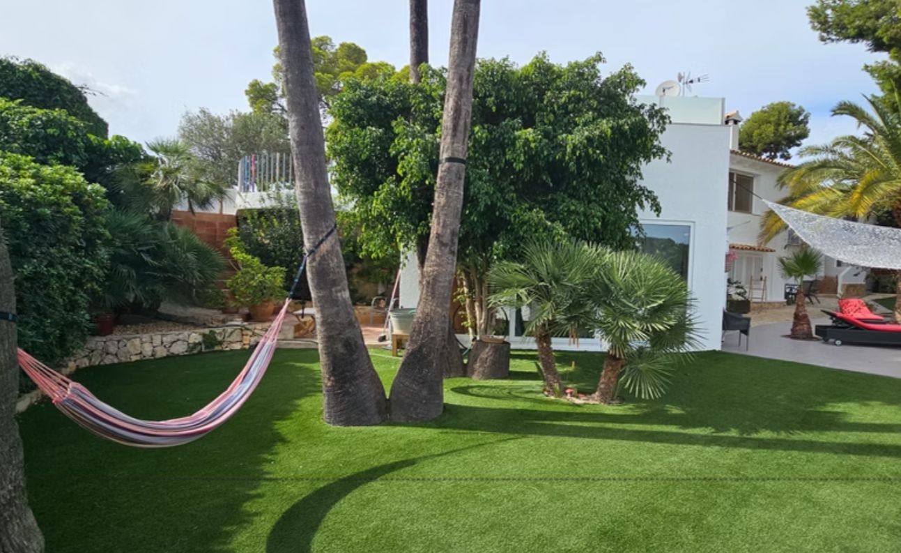 Villa rénovée en première ligne de golf à San Jaime, Benissa, avec vue sur la mer et appartement d'invités.