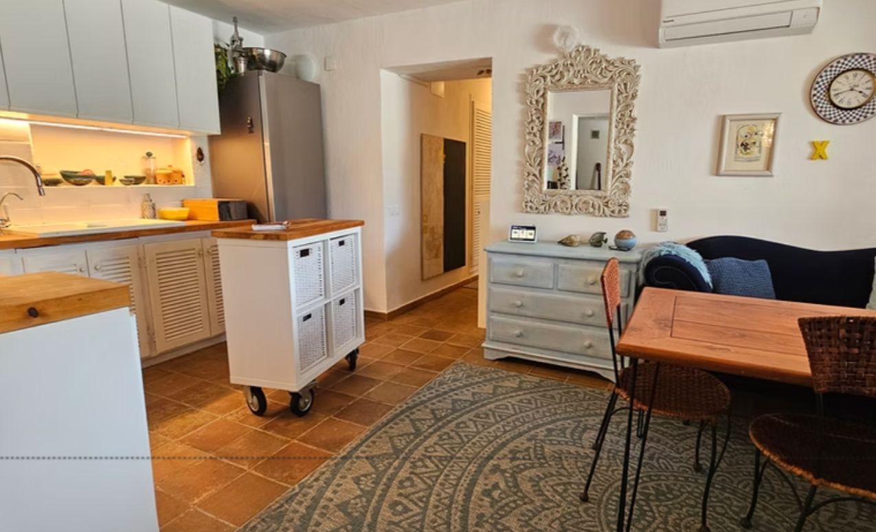 Villa rénovée en première ligne de golf à San Jaime, Benissa, avec vue sur la mer et appartement d'invités.
