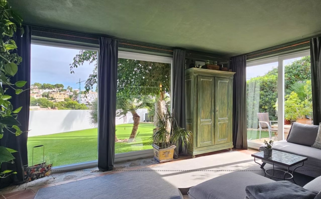 Villa rénovée en première ligne de golf à San Jaime, Benissa, avec vue sur la mer et appartement d'invités.
