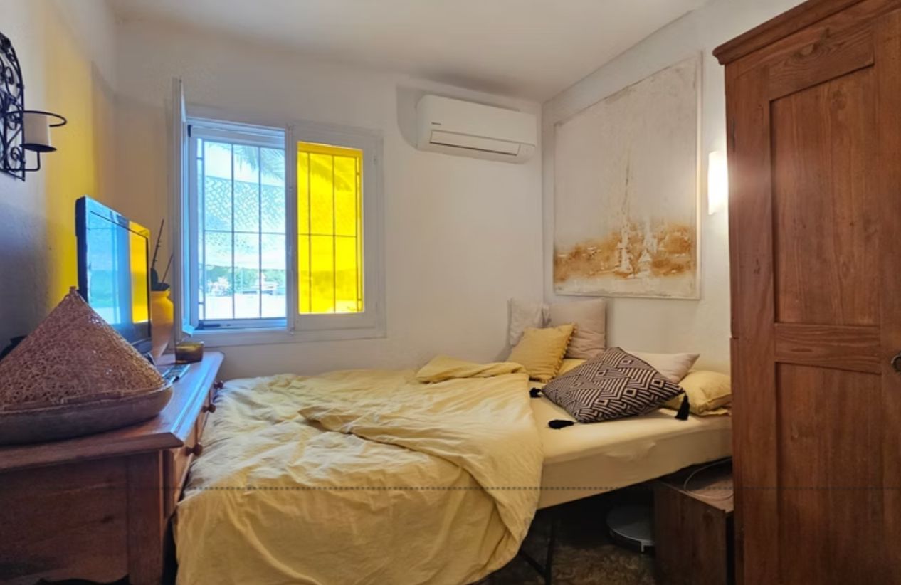 Villa rénovée en première ligne de golf à San Jaime, Benissa, avec vue sur la mer et appartement d'invités.