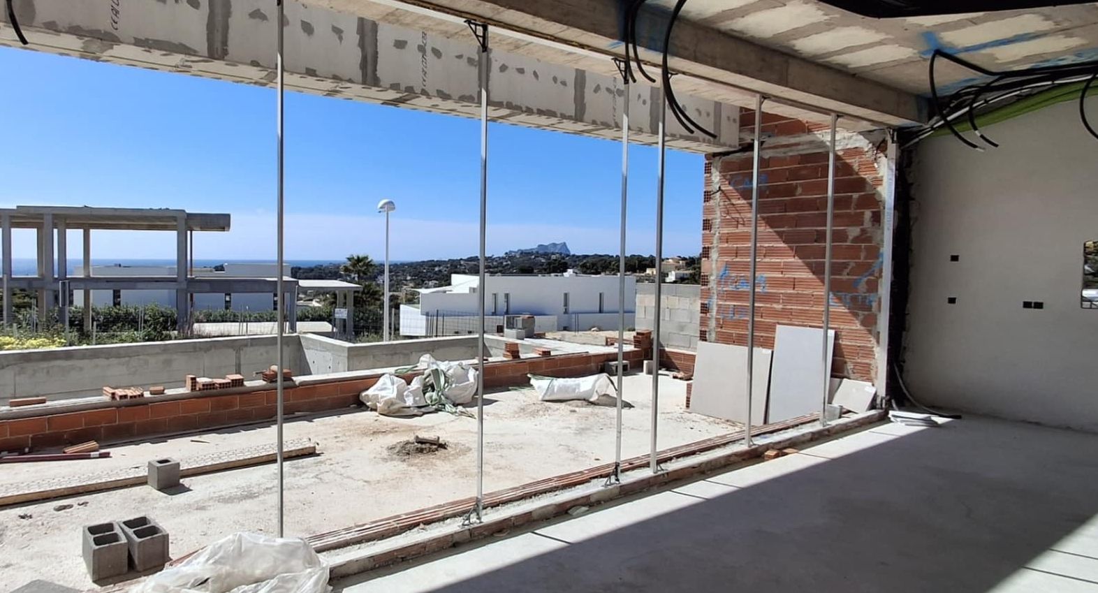 Villa neuve avec vue sur la mer et piscine à débordement à Moraira