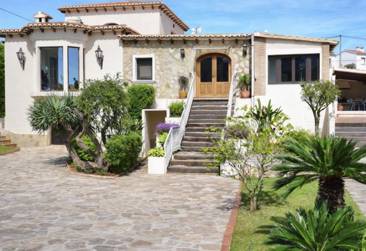 Villa rénovée avec grand terrain et vue sur le Montgó à San Nicolás, Dénia.