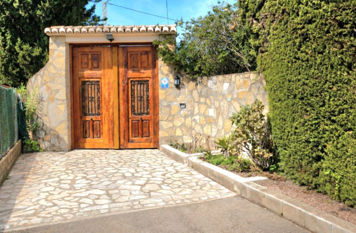 Villa rénovée avec grand terrain et vue sur le Montgó à San Nicolás, Dénia.