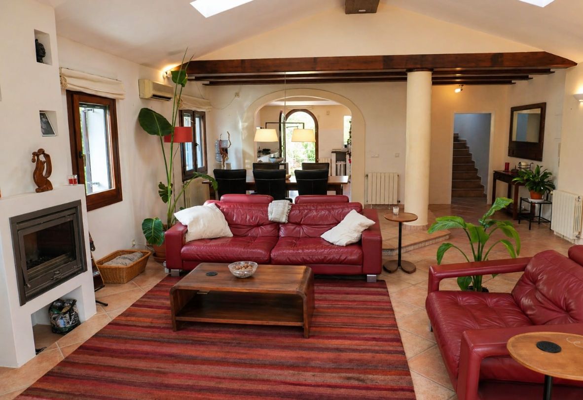 Villa rénovée avec grand terrain et vue sur le Montgó à San Nicolás, Dénia.