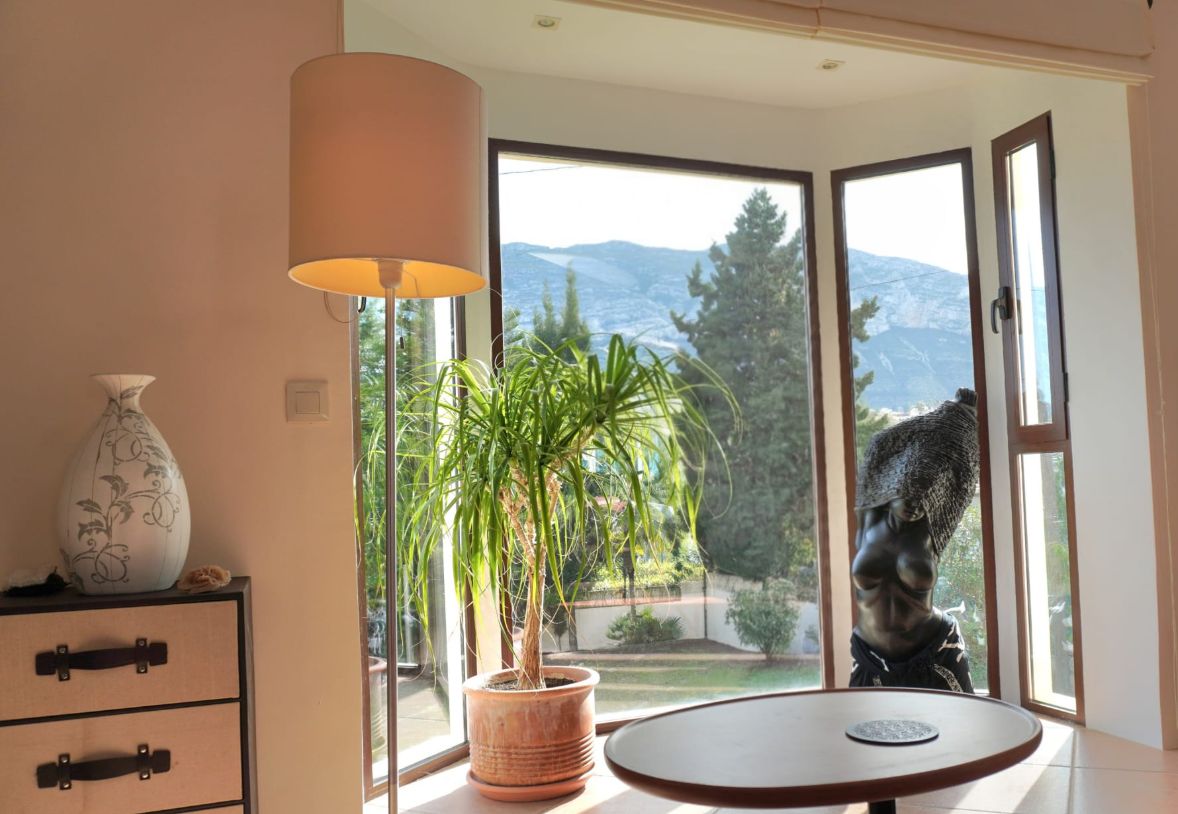 Villa rénovée avec grand terrain et vue sur le Montgó à San Nicolás, Dénia.