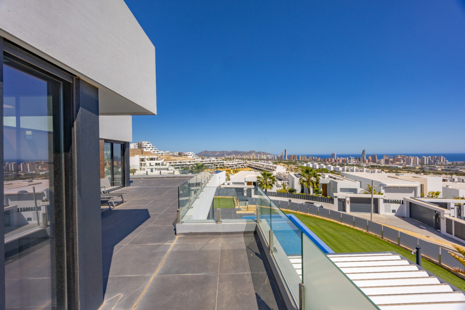 Luxe villa met panoramisch uitzicht op de skyline van Benidorm