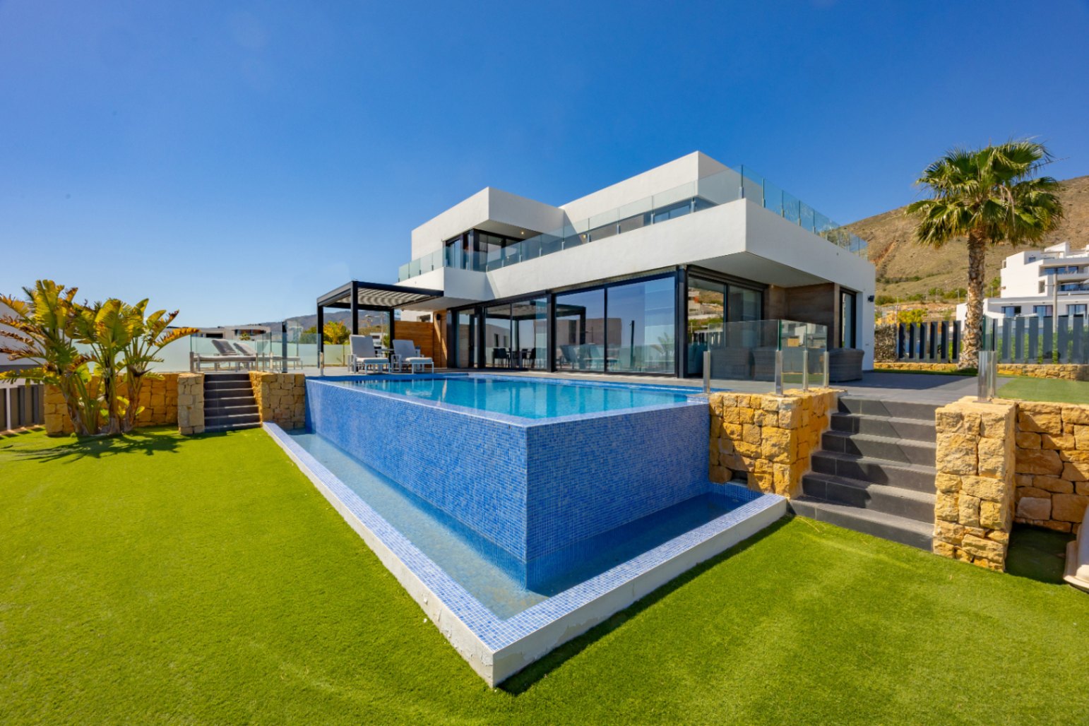 Luxe villa met panoramisch uitzicht op de skyline van Benidorm