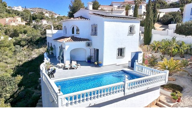 MAGNIFIQUE VILLA RÉNOVÉE AVEC VUE SUR LA MER