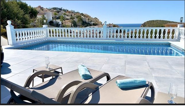 MAGNIFIQUE VILLA RÉNOVÉE AVEC VUE SUR LA MER