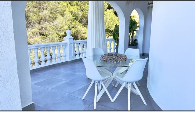 MAGNIFIQUE VILLA RÉNOVÉE AVEC VUE SUR LA MER