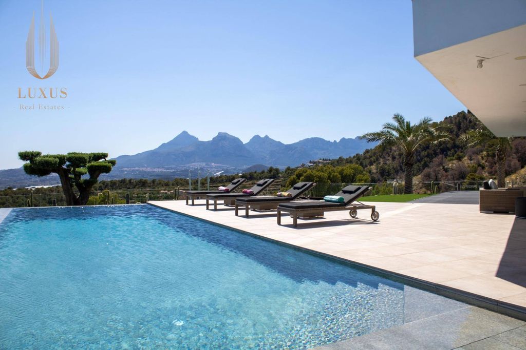 Exclusiva villa de lujo en Sierra Altea con vistas panorámicas al mar y piscina infinita