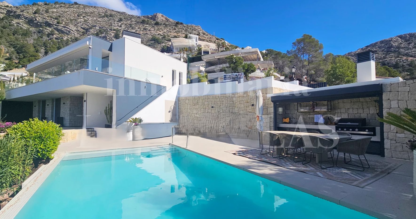 Villa contemporaine de luxe à Altea Hills avec vue sur la mer et piscine chauffée.