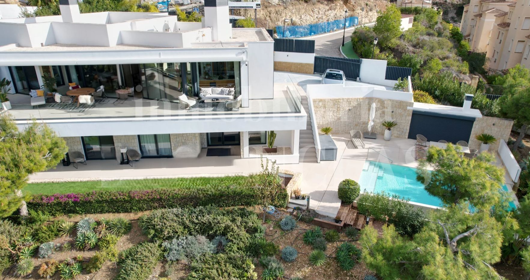 Villa contemporaine de luxe à Altea Hills avec vue sur la mer et piscine chauffée.