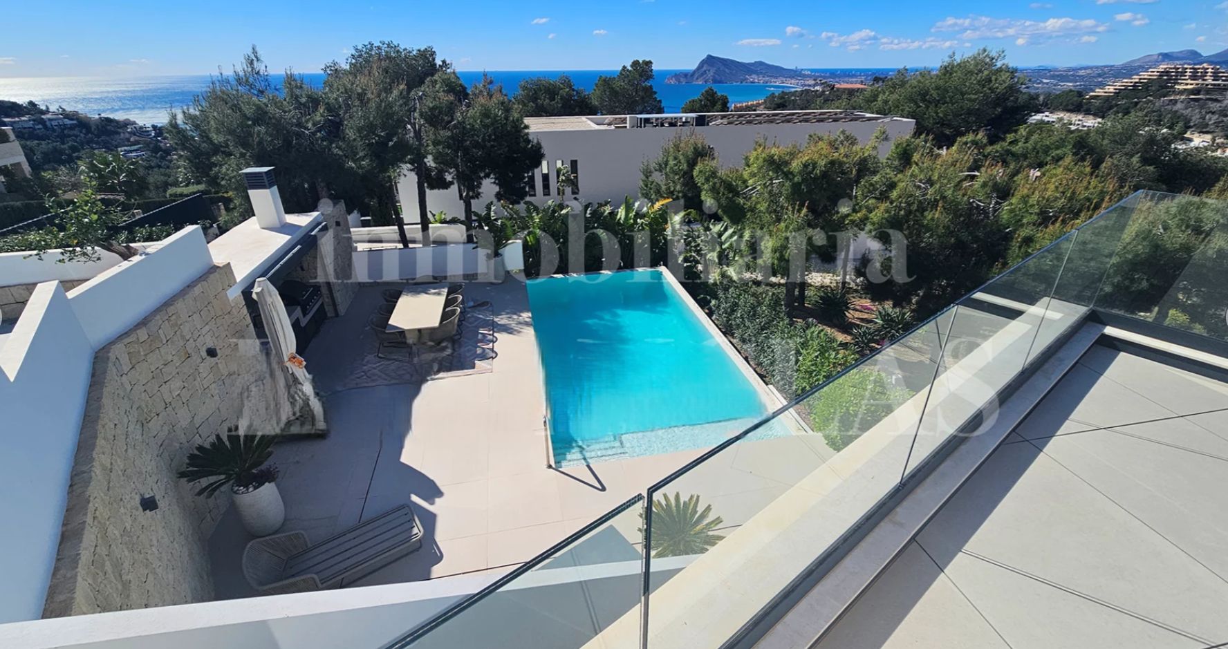 Villa contemporaine de luxe à Altea Hills avec vue sur la mer et piscine chauffée.