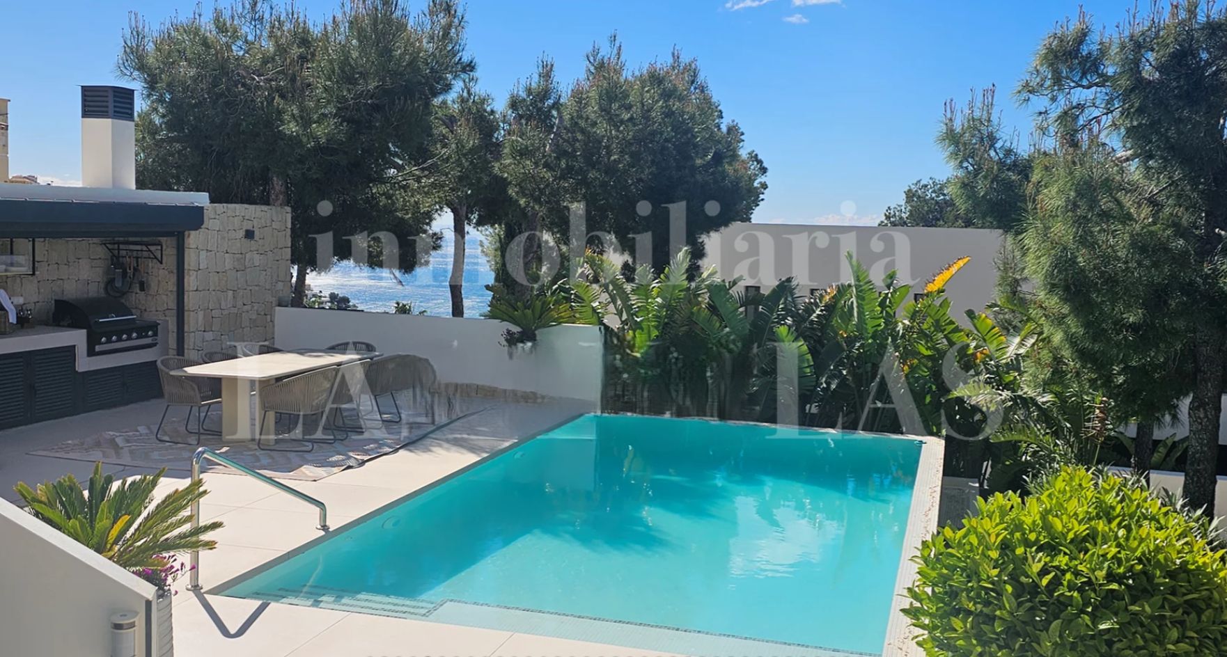 Villa contemporaine de luxe à Altea Hills avec vue sur la mer et piscine chauffée.