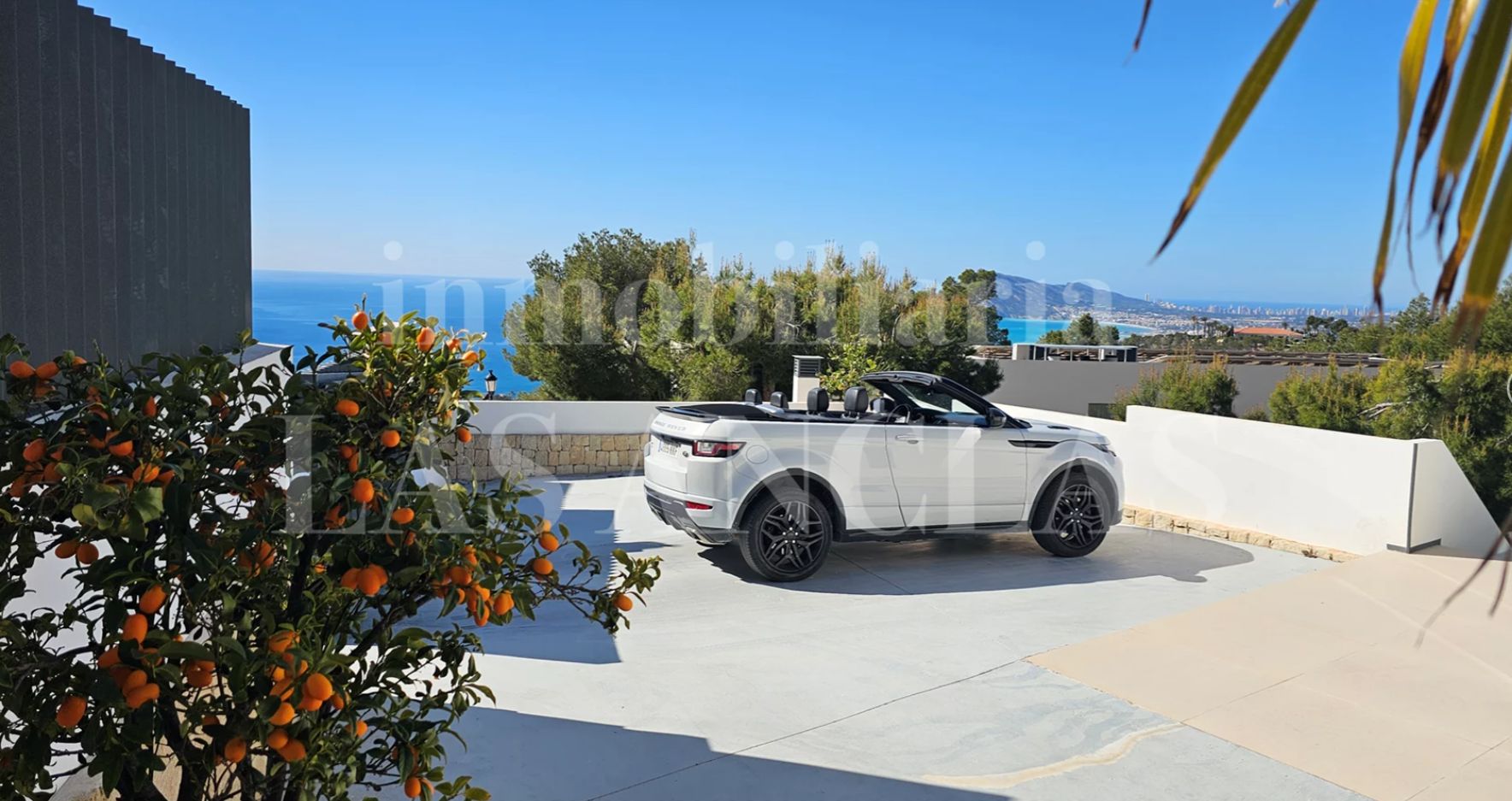 Villa contemporaine de luxe à Altea Hills avec vue sur la mer et piscine chauffée.