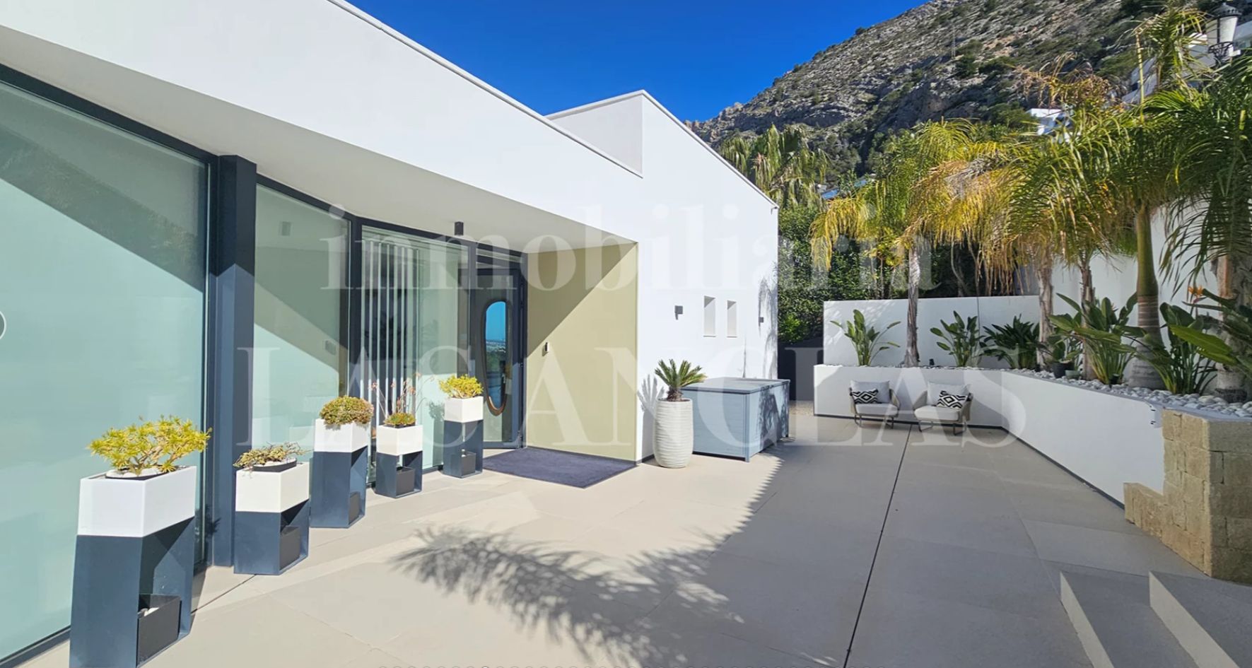 Villa contemporaine de luxe à Altea Hills avec vue sur la mer et piscine chauffée.