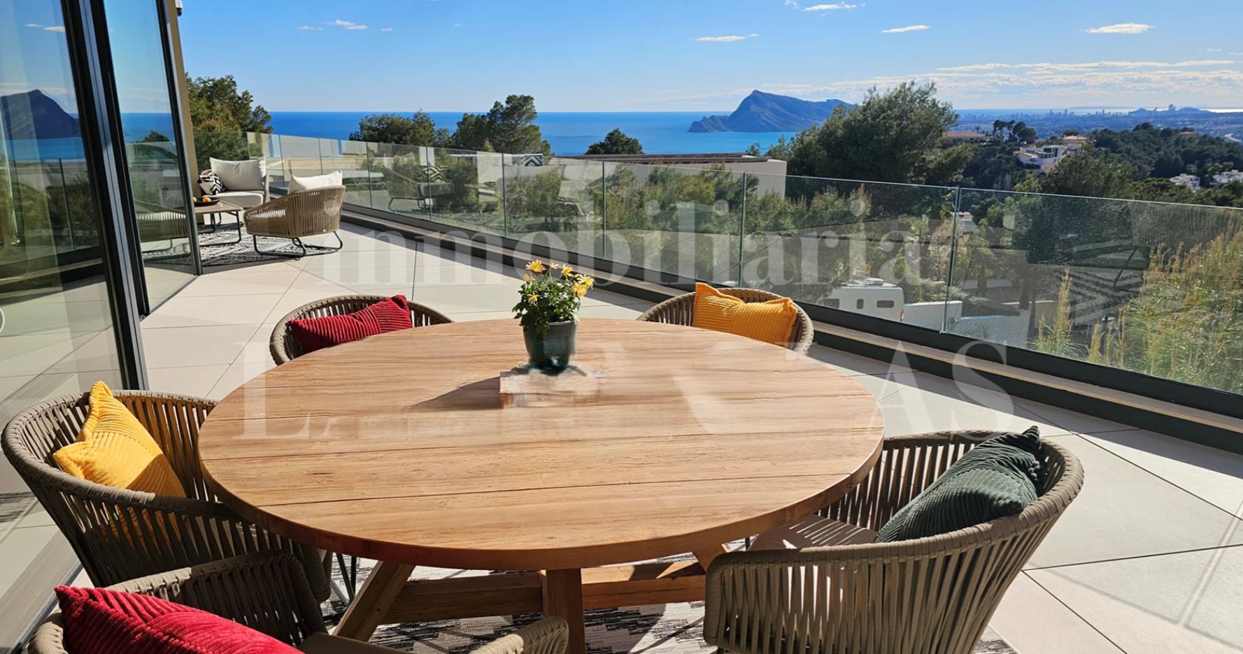 Villa contemporaine de luxe à Altea Hills avec vue sur la mer et piscine chauffée.