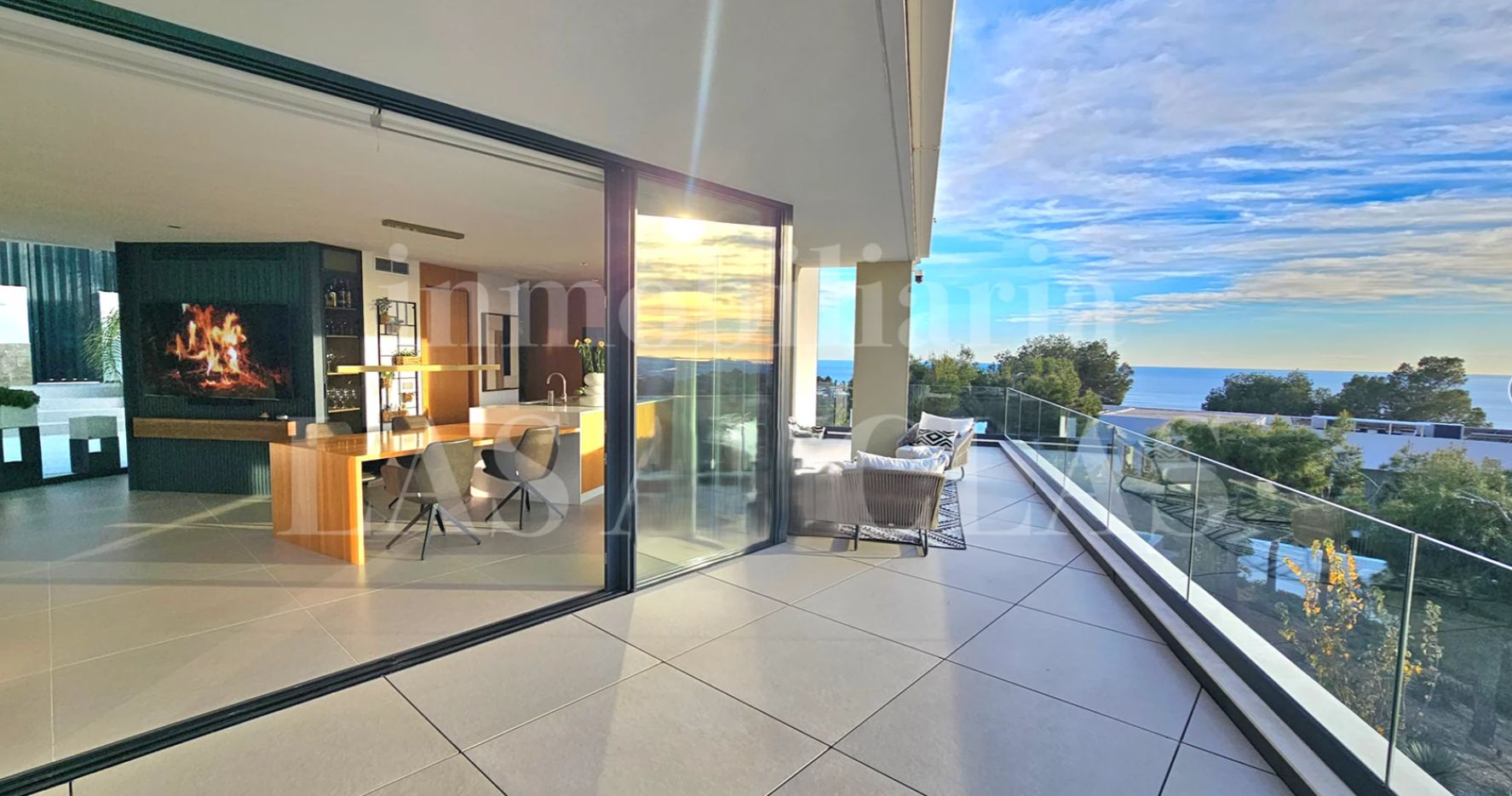Villa contemporaine de luxe à Altea Hills avec vue sur la mer et piscine chauffée.