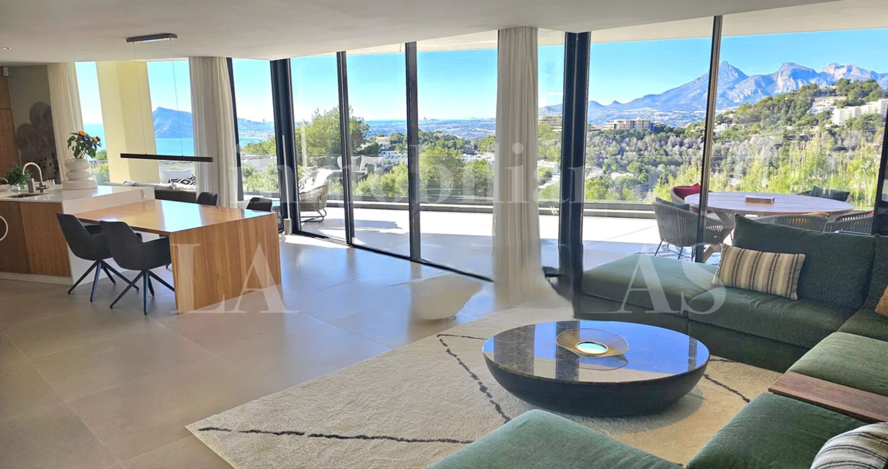 Villa contemporaine de luxe à Altea Hills avec vue sur la mer et piscine chauffée.