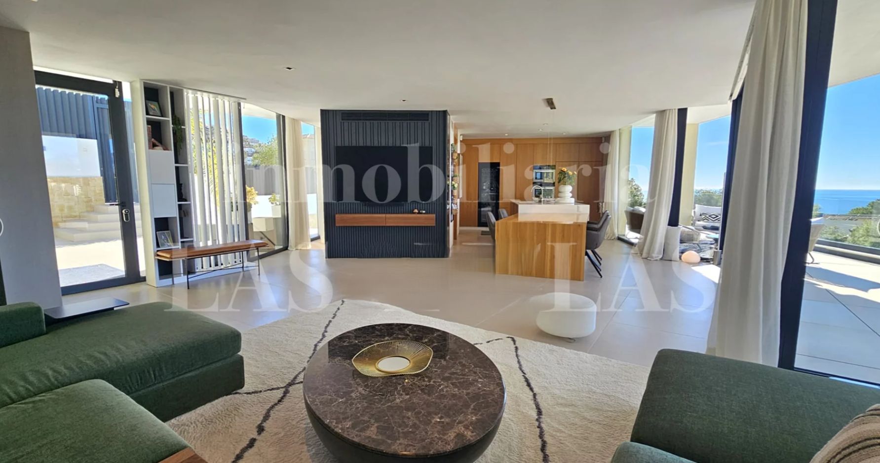 Villa contemporaine de luxe à Altea Hills avec vue sur la mer et piscine chauffée.