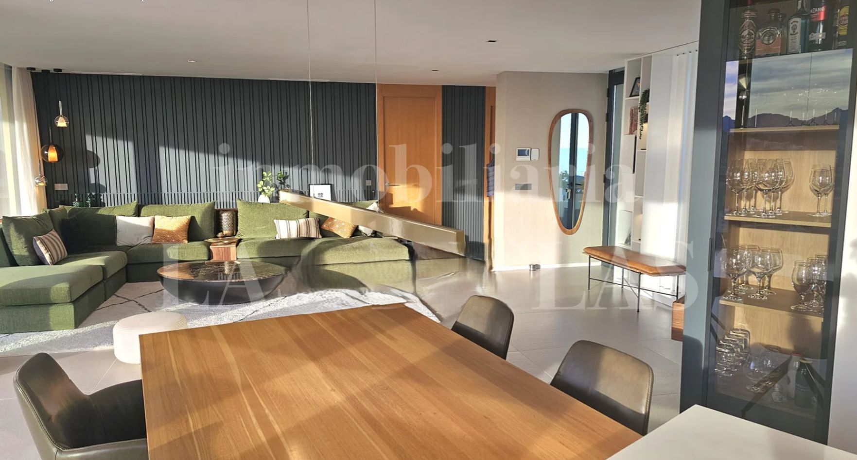 Villa contemporaine de luxe à Altea Hills avec vue sur la mer et piscine chauffée.
