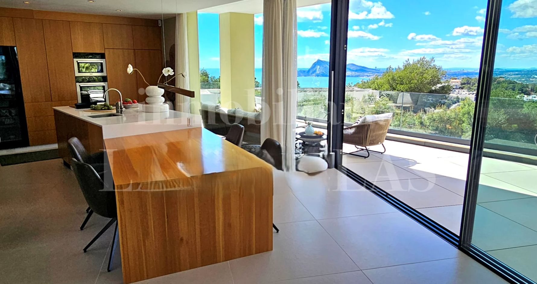 Villa contemporaine de luxe à Altea Hills avec vue sur la mer et piscine chauffée.