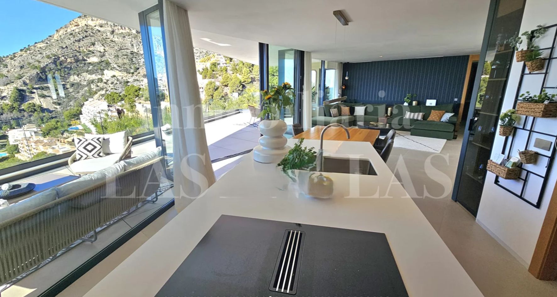 Villa contemporaine de luxe à Altea Hills avec vue sur la mer et piscine chauffée.