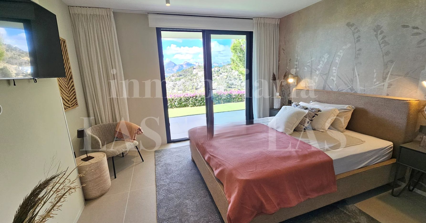 Villa contemporaine de luxe à Altea Hills avec vue sur la mer et piscine chauffée.