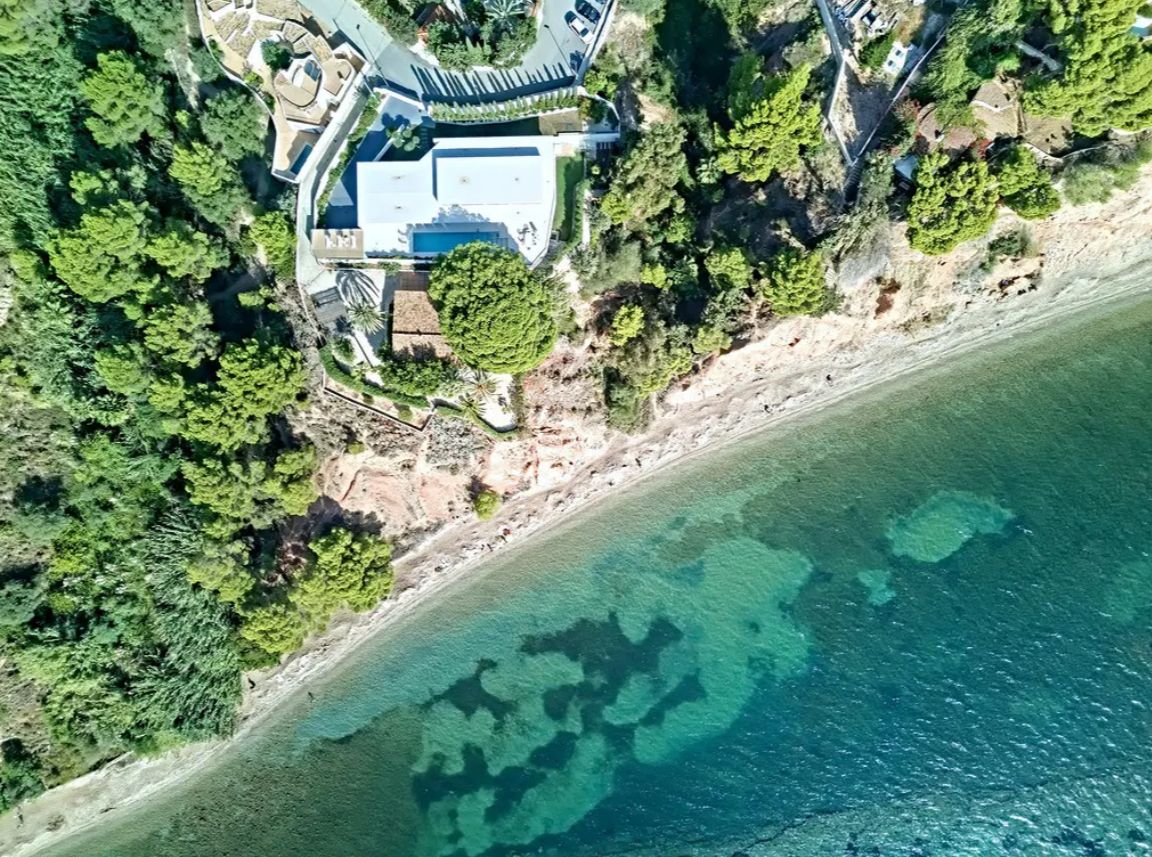 Nowoczesna willa w pierwszej linii brzegowej w Altei z bezpośrednim dostępem do plaży.