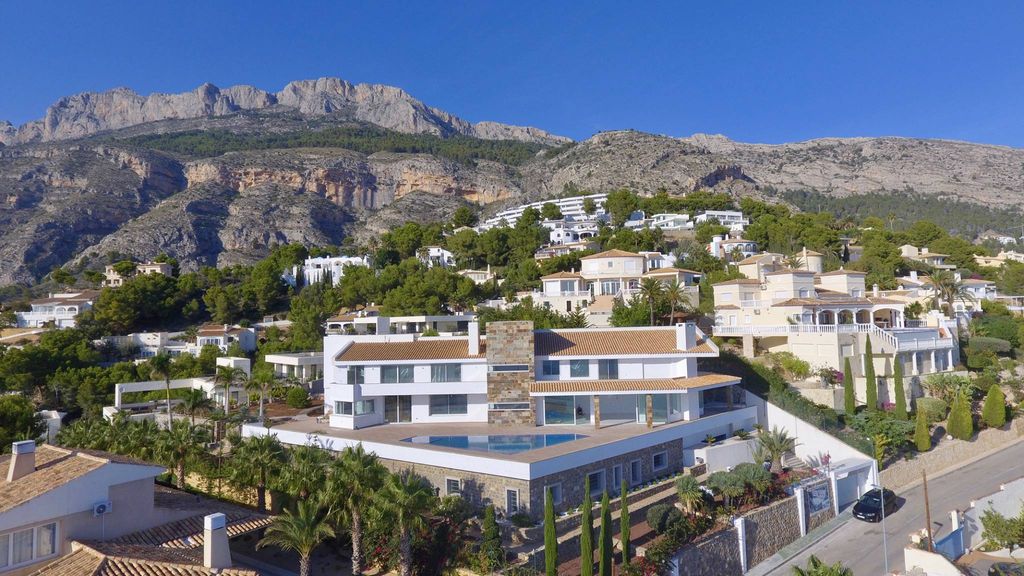 Villa de lujo en Sierra de Altea con vistas al mar y a la bahía de Altea