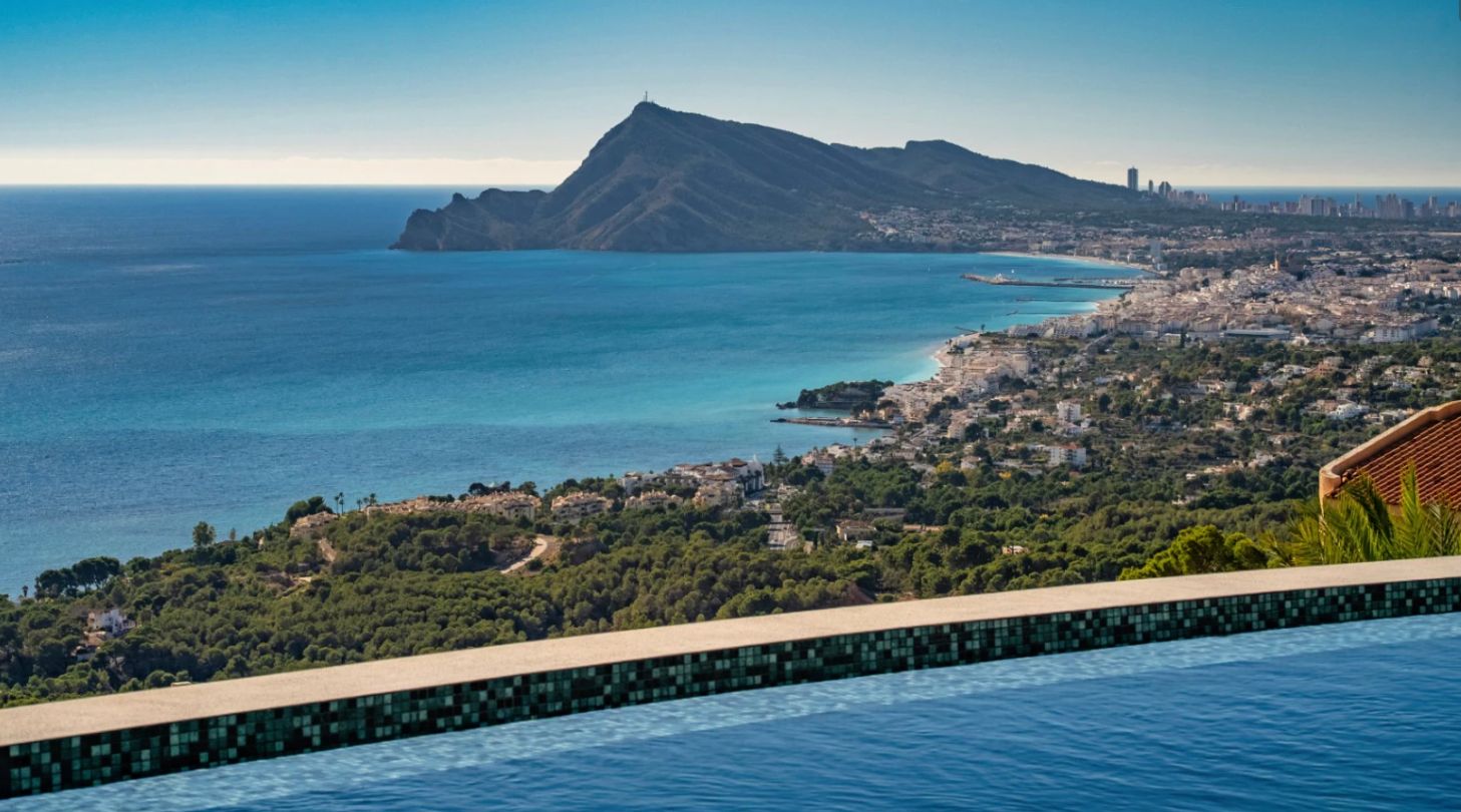 Luxury contemporary villa with panoramic sea views in Altea Sierra