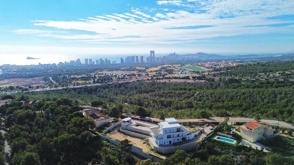 Luxe villa in een rustige omgeving en dichtbij voorzieningen in Benidorm.