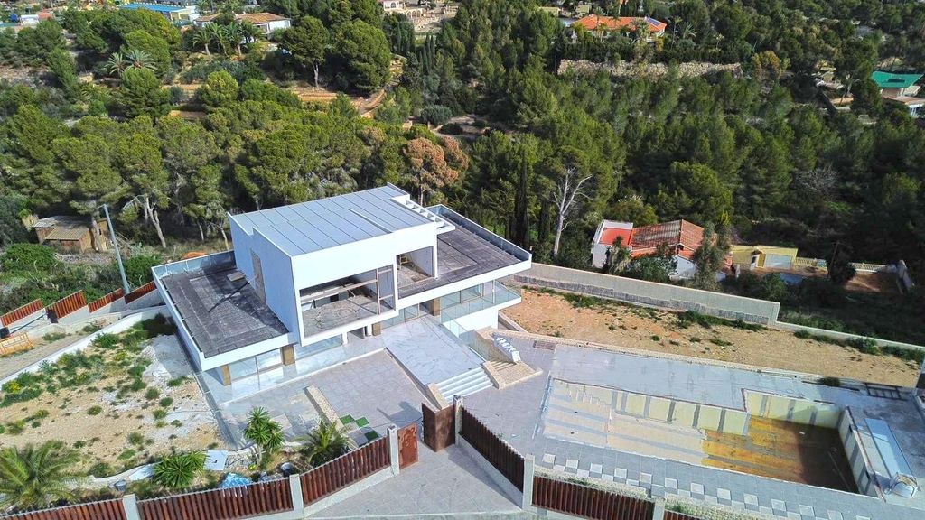 Luxe villa in een rustige omgeving en dichtbij voorzieningen in Benidorm.