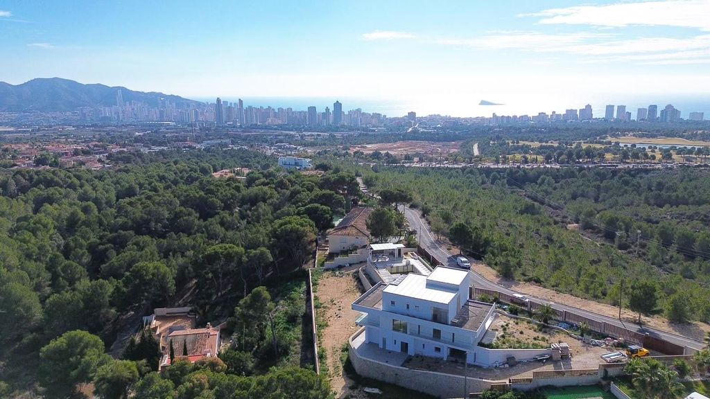 Luxe villa in een rustige omgeving en dichtbij voorzieningen in Benidorm.