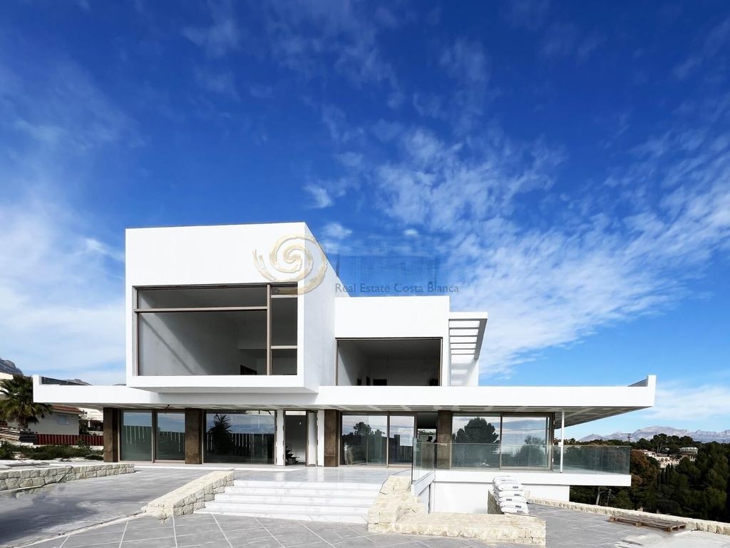 Luxe villa in een rustige omgeving en dichtbij voorzieningen in Benidorm.