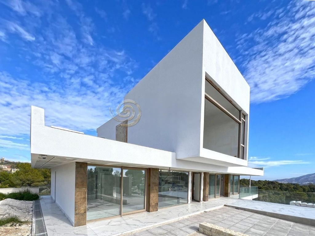 Luxe villa in een rustige omgeving en dichtbij voorzieningen in Benidorm.