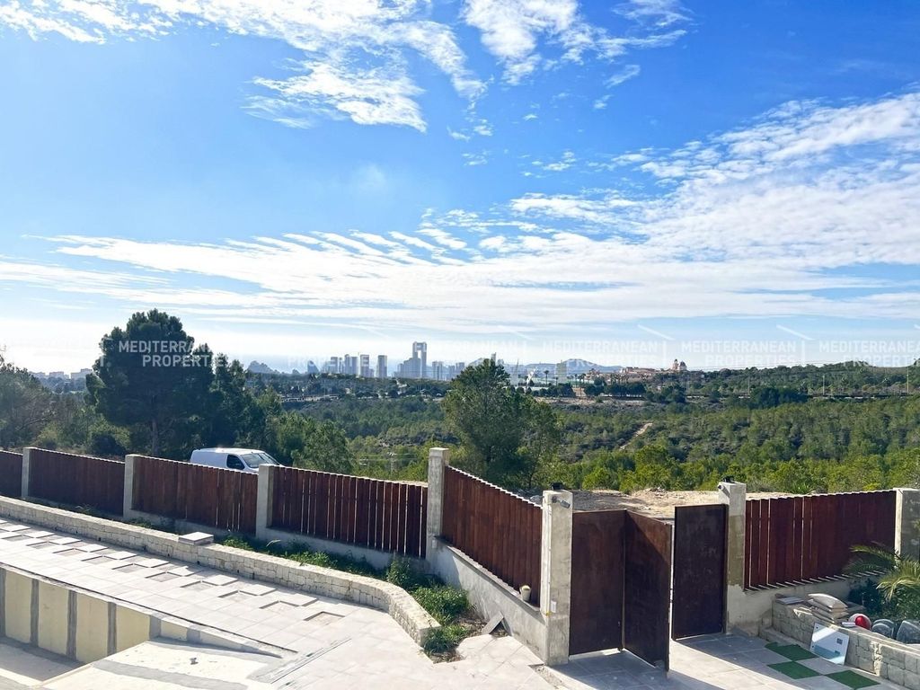 Luxe villa in een rustige omgeving en dichtbij voorzieningen in Benidorm.