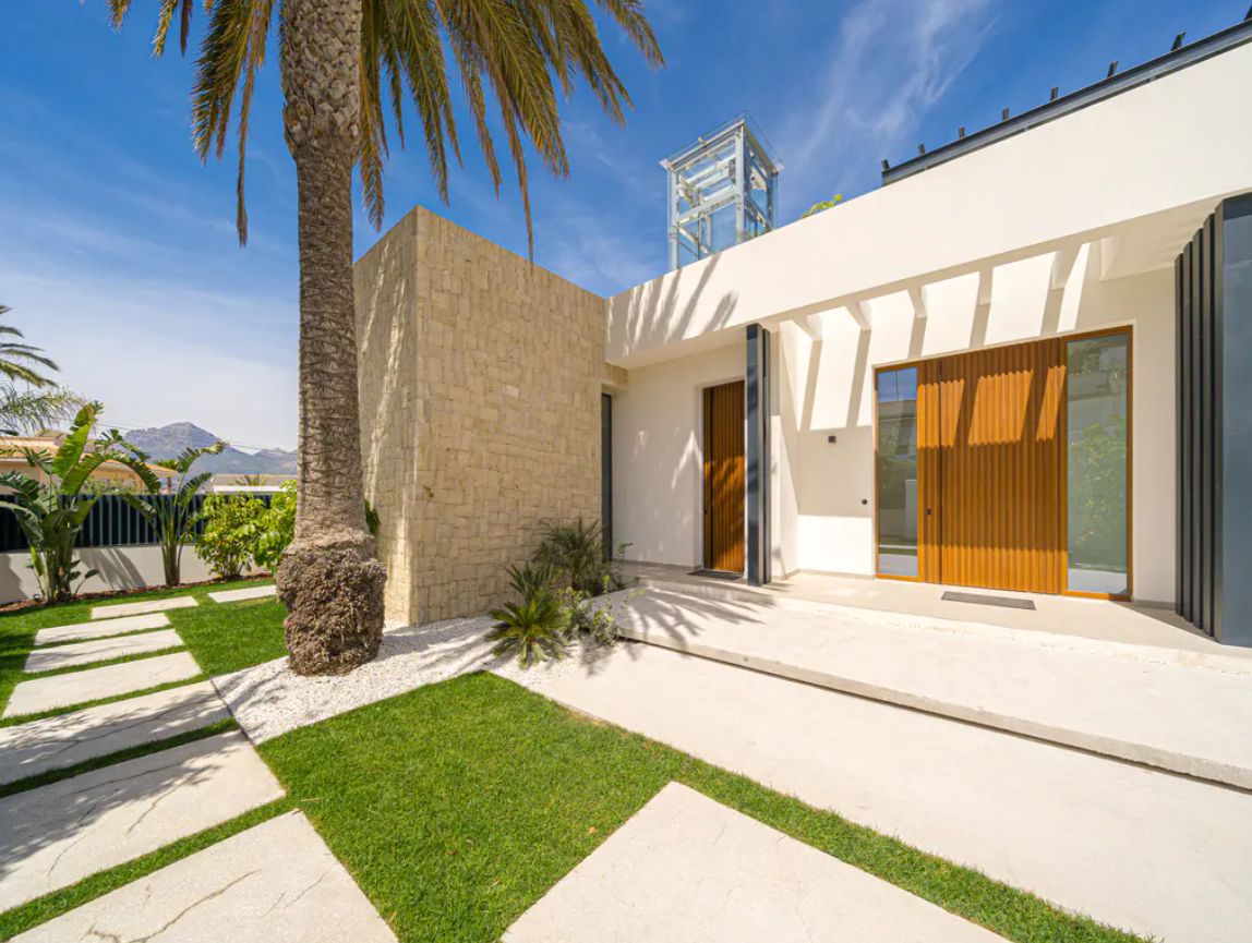 Villa de lujo de obra nueva en El Albir con vistas panorámicas al mar