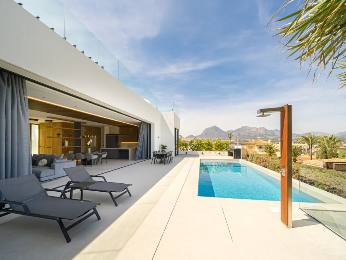 Villa de lujo de obra nueva en El Albir con vistas panorámicas al mar